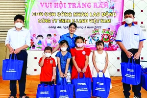 Liên đoàn Lao động quận 1 trao quà Trung thu cho con công nhân