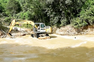 Khắc phục một điểm sạt lở để thông đường vào các bản bị cô lập ở huyện Kỳ Sơn