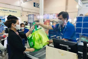 Người tiêu dùng sử dụng túi dùng nhiều lần để mua sắm