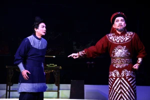 Nghệ sĩ Nguyễn Minh Trường (phải) và nghệ sĩ Điền Trung trong trích đoạn Kẻ sĩ Thăng Long