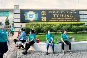 Công nhân Công ty TNHH Tỷ Hùng lo lắng khi bị chấm dứt hợp đồng lao động. Ảnh: NGÔ BÌNH