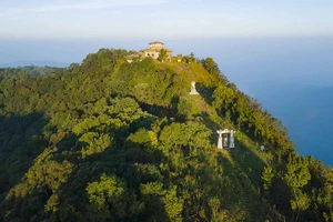 Vọng Hải Đài trên đỉnh Bạch Mã với độ cao 1.450m