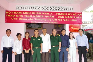 Lãnh đạo Bộ Tư lệnh Quân khu 7 chung vui cùng gia đình Thượng úy Võ Văn Hân trong ngày nhận căn nhà mới