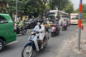 Ô tô dừng thả khách tại khu vực Bảo tàng Chứng tích chiến tranh, quận 3, TPHCM: Ảnh: THANH HẢI