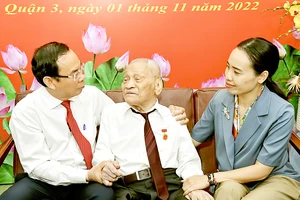 Bí thư Thành ủy TPHCM Nguyễn Văn Nên chúc mừng đồng chí Nguyễn Thọ Chân nhận huy hiệu 85 năm tuổi Đảng vào ngày 1-11-2022. Ảnh: VIỆT DŨNG