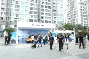 Mẫu eSUV hạng A VF 5 Plus thu hút sự quan tâm đông đảo của giới trẻ TPHCM