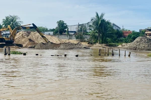 Một điểm khai thác cát nằm ven sông Hậu trên địa bàn An Giang bị sạt lở nghiêm trọng