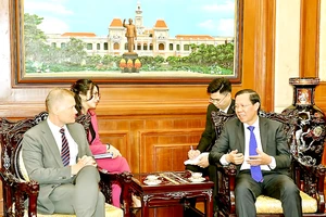 Chủ tịch TPHCM Phan Văn Mãi tiếp Đại sứ Đan Mạch Nicolai Prytz vào chiều 6-3. Ảnh: VIỆT DŨNG
