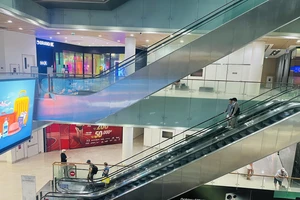 Lác đác khách tại tòa nhà Bitexco Financial Tower (quận 1, TPHCM)