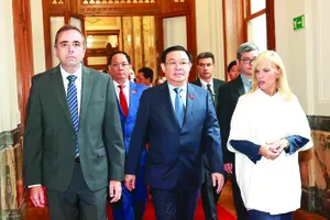 Chủ tịch Thượng viện Beatriz Argimon (phải) và Chủ tịch Hạ viện Sebastian Andujar đón Chủ tịch Quốc hội Vương Đình Huệ vào sáng 27-4 (giờ địa phương). Ảnh: TTXVN