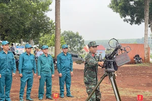 Huấn luyện sử dụng súng máy phòng không cho lực lượng bảo vệ của Công ty Cao su Lộc Ninh