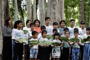 Các em học sinh nhận học bổng từ các đơn vị