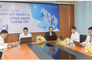 Các chuyên gia hướng nghiệp, tuyển sinh đang trả lời câu hỏi cho thí sinh, phụ huynh. Ảnh: CAO THĂNG