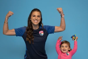 Tiền đạo Alex Morgan (Mỹ) luôn đòi hỏi quyền lợi chính đáng cho bóng đá nữ