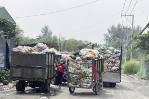 Xe vận chuyển rác thô sơ tại điểm gom rác trên địa bàn phường Long Trường, TP Thủ Đức, TPHCM. Ảnh: HOÀNG HÙNG