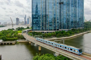 Tàu Metro chạy thử nghiệm rời ga Ba Son tiến về TP Thủ Đức. Ảnh: HOÀNG HÙNG