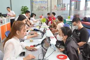 Thí sinh nghe tư vấn nộp hồ sơ xét tuyển tại Trường Đại học Công nghệ TPHCM. Ảnh: CAO THĂNG