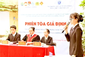 Sinh viên Trường ĐH Luật TPHCM trong một phiên tòa giả định. Ảnh: THANH HÙNG