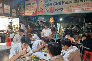 Các em học sinh ăn trưa tại bếp ăn 0 đồng