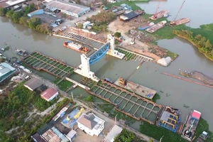 Mở lại cống âu Nguyễn Tấn Thành (tỉnh Tiền Giang)