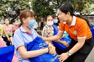 Tặng quà nữ công nhân có hoàn cảnh khó khăn