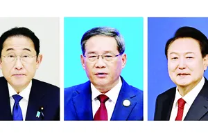 Tổng thống Hàn Quốc Yoon Suk-yeol, Thủ tướng Trung Quốc Lý Cường cùng Thủ tướng Nhật Bản Kishida Fumio (từ phải sang). Ảnh: Kyodo