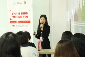 ThS Nguyễn Thị Minh Nguyệt, giảng viên Khoa Báo chí và Truyền thông, Đại học KHXH-NV TPHCM, hướng dẫn sinh viên phân loại thông tin thật giả, xấu độc. Ảnh: Thông hiểu thông tin - News Literacy