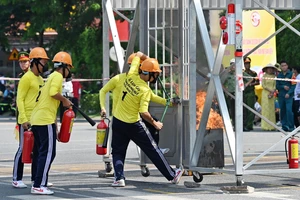  Các đội tham gia hội thi nghiệp vụ chữa cháy, cứu nạn, cứu hộ “tổ liên gia an toàn PCCC” cấp thành phố năm 2024