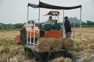 “Máy hóa” tận thu rơm