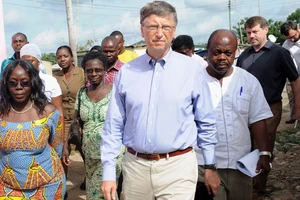 Tỷ phú Bill Gates trong chuyến thăm một trung tâm y tế ở Awutu Senya, Ghana. Ảnh: GETTY IMAGES