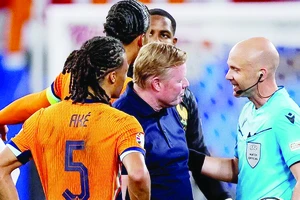 HLV Ronald Koeman trong một tình huống không hài lòng với quyết định của trọng tài