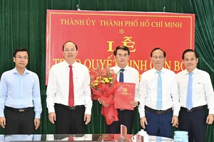 Phó Bí thư Thường trực Thành ủy TPHCM Nguyễn Hồ Hải trao quyết định cán bộ tại huyện Bình Chánh (TPHCM). Ảnh: VIỆT DŨNG