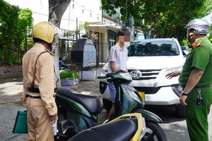 Tổ tuần tra của phường Hòa Cường Bắc (quận Hải Châu, TP Đà Nẵng) phát hiện một thanh thiếu niên đi xe máy lạng lách, không đội nón bảo hiểm