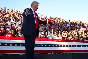 Cựu Tổng thống Donald Trump bước lên sân khấu vận động tranh cử ở Coachella, California, ngày 12/10. Ảnh: Getty Images