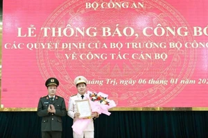 Trao quyết định bổ nhiệm Đại tá Vũ Văn Đấu, Phó Cục trưởng Cục Cảnh sát điều tra tội phạm về trật tự xã hội đến nhận công tác và giữ chức vụ Giám đốc Công an tỉnh Quảng Trị