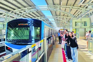 Giới trẻ thích thú khi trải nghiệm tuyến metro số 1 (Bến Thành - Suối Tiên). Ảnh: HOÀNG HÙNG