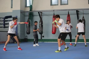 Các nữ võ sĩ của đội tuyển boxing Việt Nam tập luyện tại Trung tâm Huấn luyện thể thao quốc gia TPHCM. Ảnh: DŨNG PHƯƠNG 