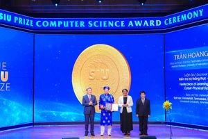 TS Trần Hoàng Dũng (áo dài) đoạt giải nhất SIU Prize Computer Science với giải thưởng 2 tỷ đồng