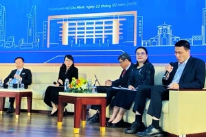 Các khách mời tham gia trao đổi về hợp tác giữa đại học - doanh nghiệp - địa phương. Ảnh: THANH HÙNG