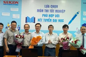 Nhà báo Nguyễn Khắc Văn, Phó Tổng Biên tập phụ trách Báo SGGP tặng hoa khách mời tham gia buổi Giao lưu trực tuyến “Lựa chọn môn thi tốt nghiệp phù hợp với xét tuyển đại học”, sáng 24-4. Ảnh: THANH HÙNG