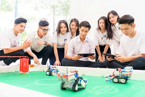 Sinh viên ngành AI Trường ĐH Khoa học Tự nhiên học thực hành tại Trung tâm Giáo dục Trí tuệ nhân tạo (ĐH Quốc gia TPHCM)