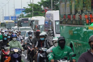 Người dân trở về sau lễ khiến cửa ngõ từ các tỉnh miền Tây về TPHCM bị ùn ứ. Ảnh: QUỐC HÙNG