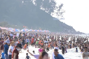 Hàng ngàn du khách tắm biển tại Khu du lịch biển Thiên Cầm (huyện Cẩm Xuyên, tỉnh Hà Tĩnh). Ảnh: DƯƠNG QUANG