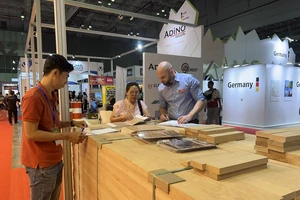 Doanh nghiệp Việt trao đổi với đối tác quốc tế tại Hội chợ VIFA EXPO 2025. Ảnh: Hoàng Vân