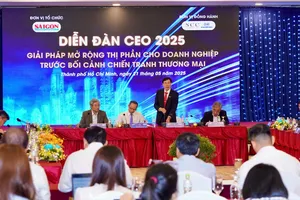 Chủ toạ điều hành thảo luận tại Diễn đàn CEO 2025. Ảnh: HOÀNG HÙNG
