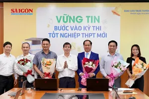 Nhà báo Nguyễn Khắc Văn, Phó Tổng Biên tập phụ trách Báo SGGP, tặng hoa cho các chuyên gia tư vấn trực tuyến sáng 23-6. Ảnh: HOÀNG HÙNG