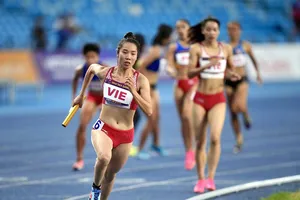 VĐV Nguyễn Thị Hằng (6) thi đấu cự ly tiếp sức 4x400m nữ tại SEA Games 32. Ảnh: DŨNG PHƯƠNG
