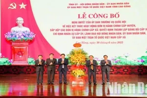 Bộ trưởng Xây dựng Trần Hồng Minh tặng hoa chúc mừng kết quả sắp xếp đơn vị hành chính tại tỉnh Cao Bằng. Ảnh: Báo Nhân Dân