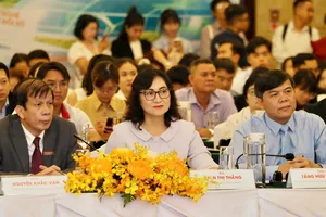 Thứ trưởng Bộ Công thương Phan Thị Thắng, Phó Trưởng Ban Tuyên giáo và Dân vận Thành ủy TPHCM Tăng Hữu Phong, Phó Tổng Biên tập Phụ trách Báo SGGP Nguyễn Khắc Văn chủ trì diễn đàn. Ảnh: HOÀNG HÙNG