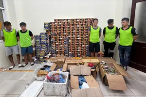 Bắt giữ 5 đối tượng sản xuất, buôn bán pháo nổ
